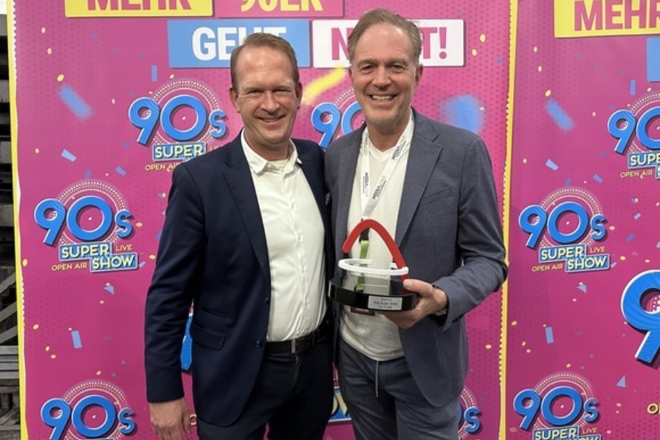Arena-Geschäftsführer Stefan Löcher (v.l.) übergab Veranstalter Dennis Pfannmüller den Sold-Out-Award.