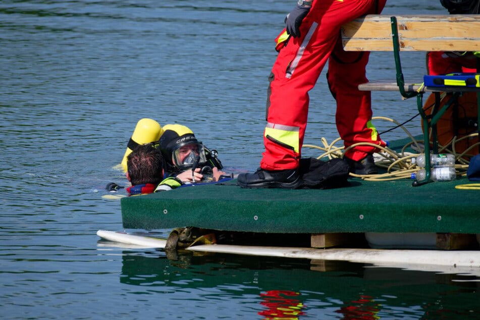 Mit Booten, Tauchern und einem Sonarroboter wurde nach dem Vermissten gesucht, auch zwei Hubschrauber waren zwischenzeitlich im Einsatz.