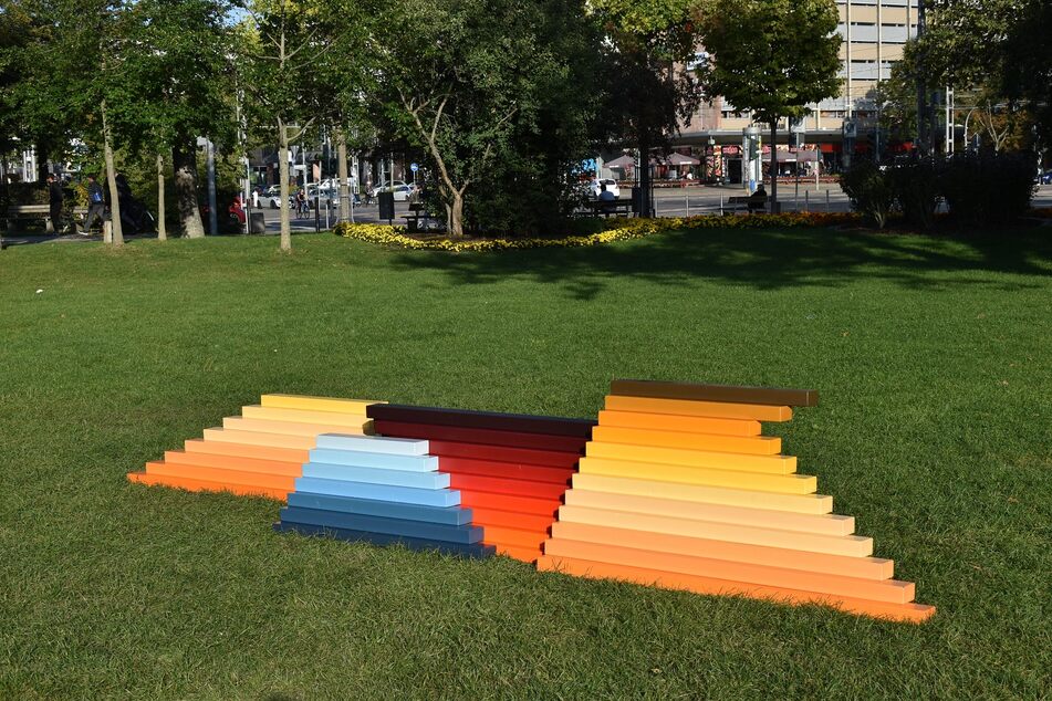 Im Stadthallenpark steht nun eine Regenbogenbank.
