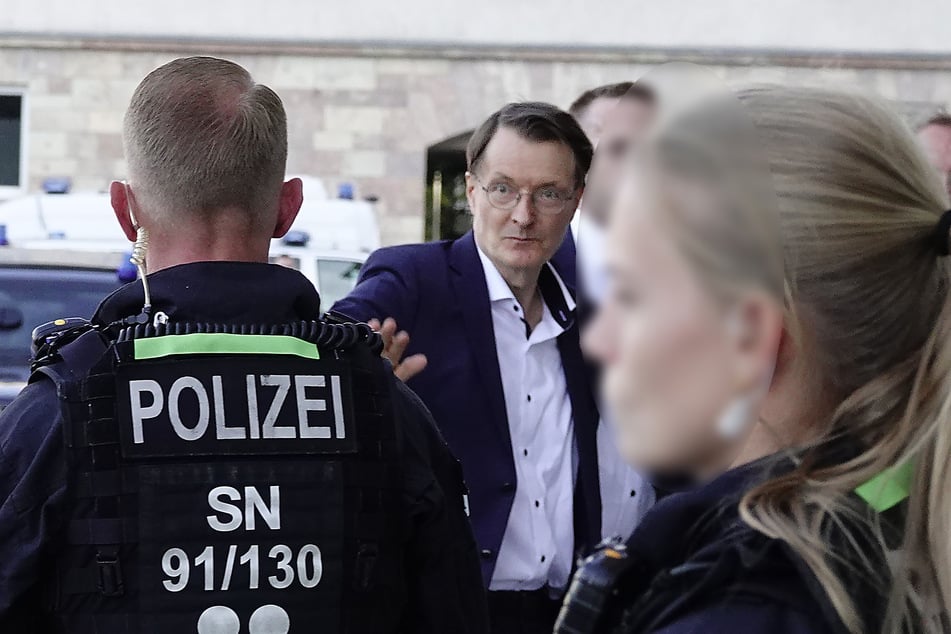 Bundesgesundheitsminister Karl Lauterbach (61, SPD) betrat am Dienstagabend das Tietz in Chemnitz. Er war zu einer Dialogrunde eingeladen.