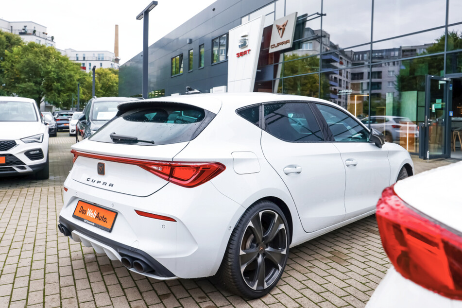 Im neuen Cupra-Autohaus in Berlin werden viele Modelle super günstig  verkauft