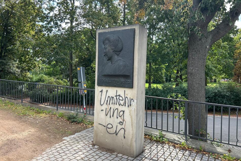 Das Rosa-Luxemburg-Denkmal wurde mit schwarzer Farbe beschmiert.