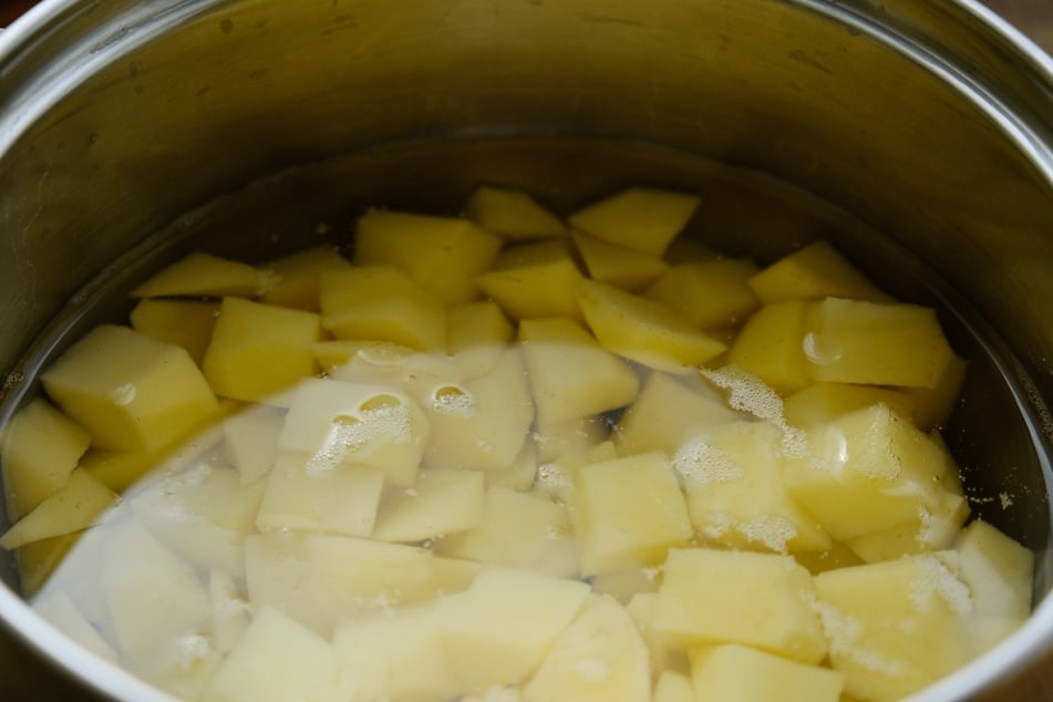 Werden die Kartoffeln etwas länger als der Blumenkohl gekocht, dann haben sie den gleichen Biss.