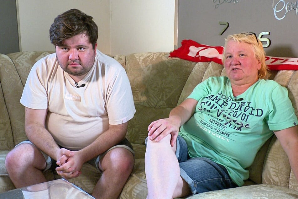Jan (25) und Mama Sandra (56) sind arbeitslos.