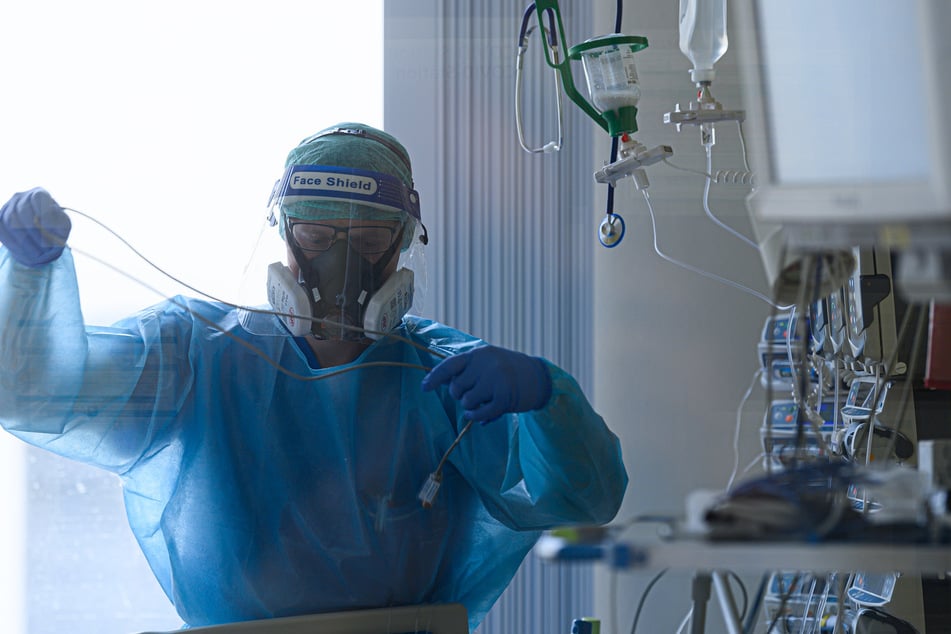 Ein Intensivpfleger auf der Covid-19 Intensivstation (ITS) im Städtischen Klinikum Dresden.