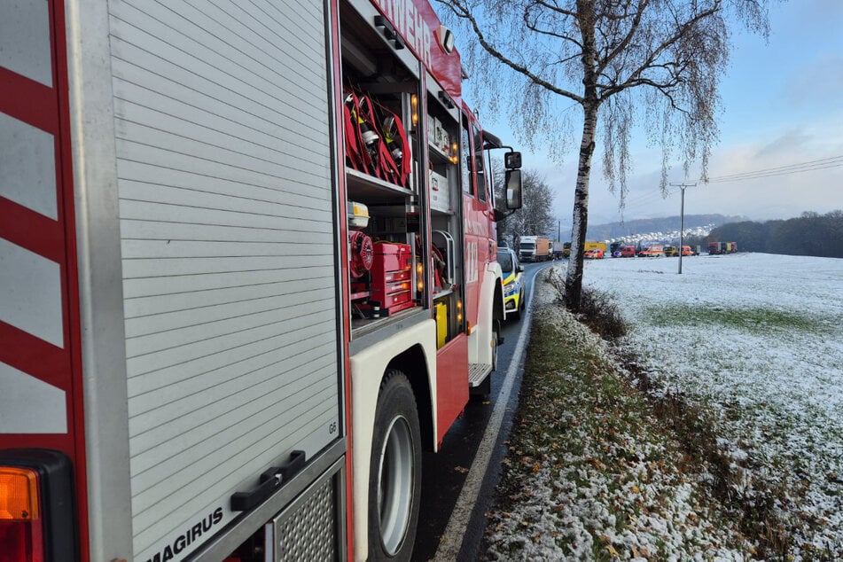 Zahlreiche Einsatzkräfte waren am Unfallort.