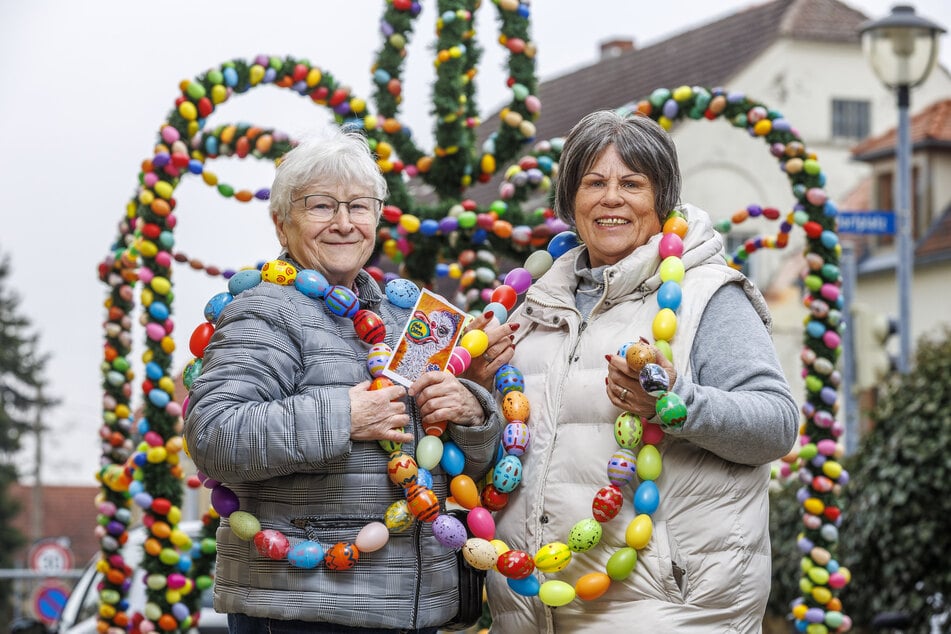 Für Club-Mitglied Marietta Welke (74, l.) und Vorsitzende Martina Teichert (72) ist klar: "Wir wollen hiermit ein besonders friedliches Ostern wünschen."