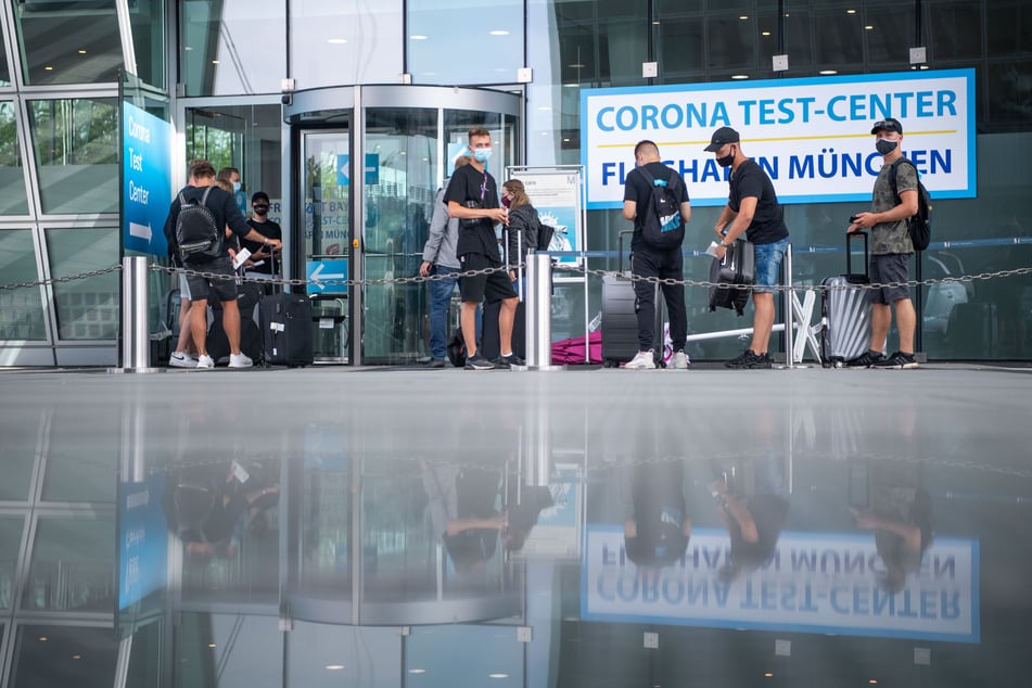 Eine Reisegruppe aus Kreta steht vor dem Corona Test-Center am Flughafen. (Archivbild)