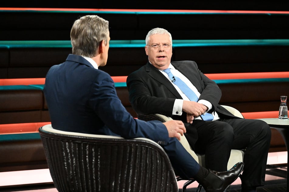 Am Dienstagabend tauschte sich Markus Lanz (57, l.) mit Jürgen Hardt (62, CDU) über den Iran-Krieg und seine Folgen für Kerosin-Lieferungen aus.