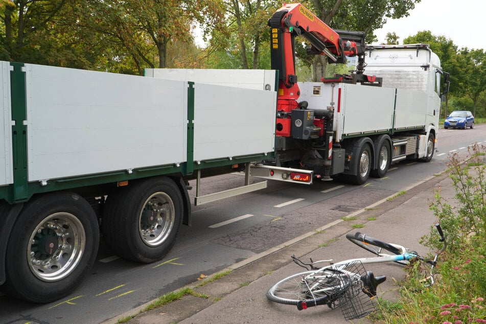 Auf Bilder ist zu sehen, wie das Fahrrad mit einigen Beschädigungen auf dem Gehweg liegt.