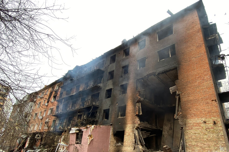 Wassylkiw: Rauch steigt von einem Hostel auf, das durch den russischen Raketenbeschuss stark beschädigt wurde.