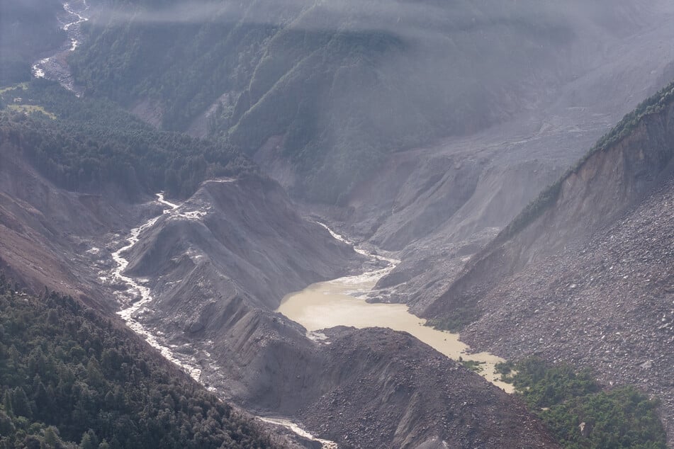 Eine Drohnenaufnahme zeigt einen Stausee, der sich mutmaßlich nach der Sturzflut in Nepal gebildet hat.