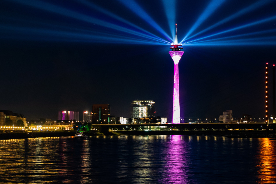 Lichtshows am Düsseldorfer Rheinturm haben für eine Klage am Düsseldorfer Landgericht gesorgt. (Symbolbild)