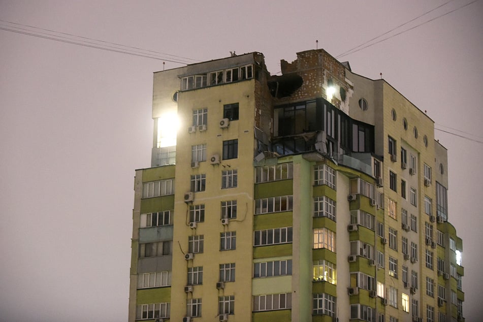 Bei dem neuen russischen Drohnenangriff auf die ukrainische Hauptstadt Kiew ist nach Behördenangaben auch ein Hochhaus getroffen worden.