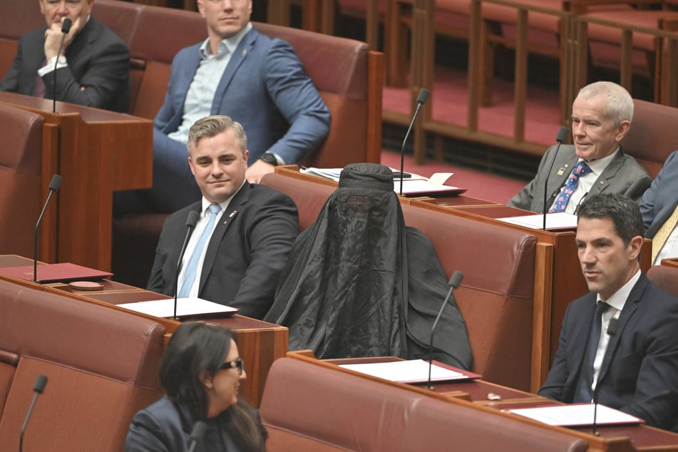 Pauline Hanson (71) setzte sich nach ihrem "Auftritt" zurück auf ihren Platz im Parlament.