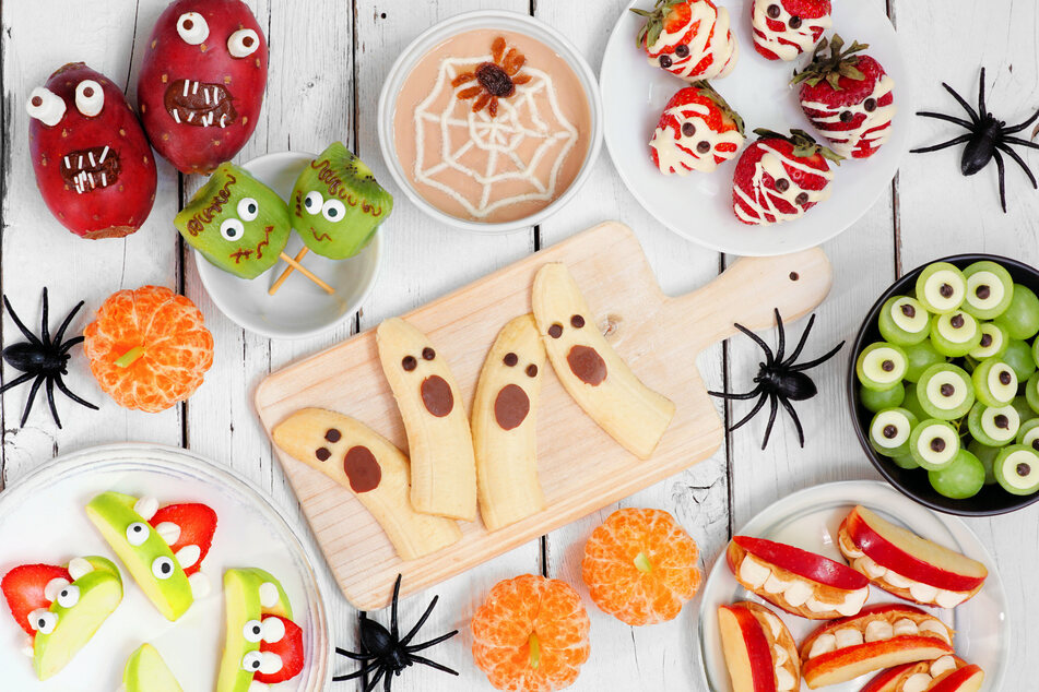 Das fruchtige Geisterhaus ist eine gesündere Alternative zu den herkömmlichen Halloween-Süßigkeiten und verschönert jede Party.