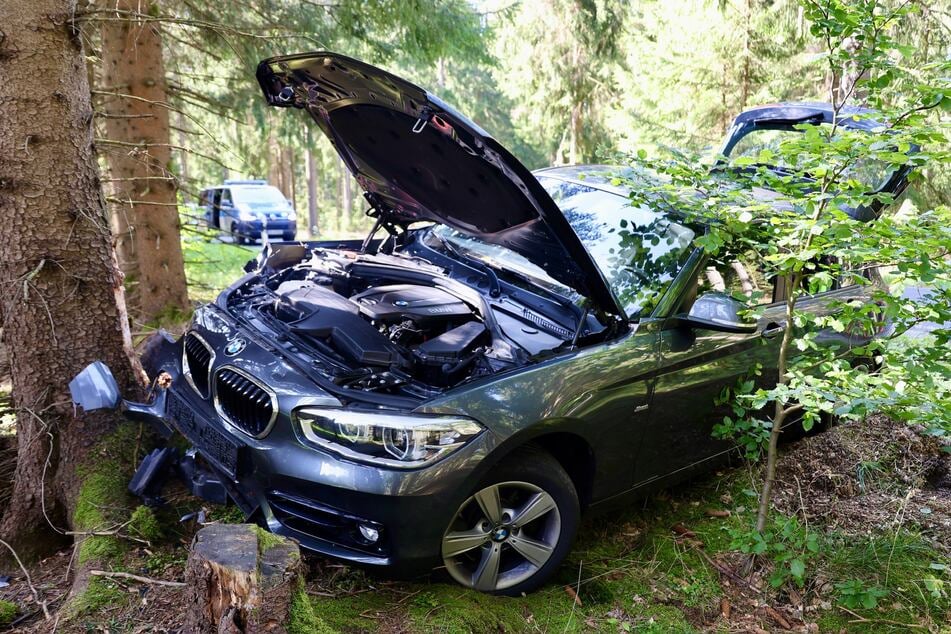 Der BMW kam von der S274 bei Eibenstock und stieß gegen einen Baum.