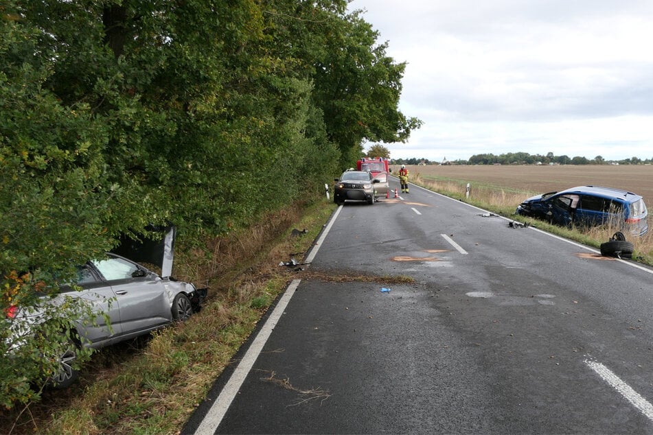 Zwei Autos wurden durch den Crash in den Graben geschleudert.