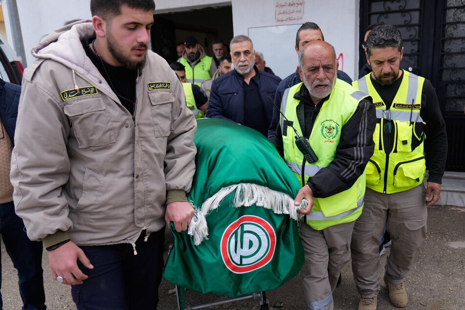 Sanitäter tragen den Leichnam eines Kameraden, der bei einem israelischen Luftangriff getötet wurde.