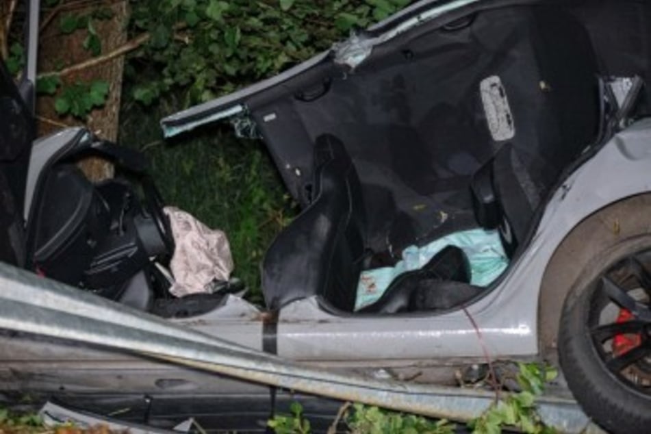 Laut Angaben der Polizei gab es erhebliche Schwierigkeiten bei der Bergung der eingeklemmten Insassen.