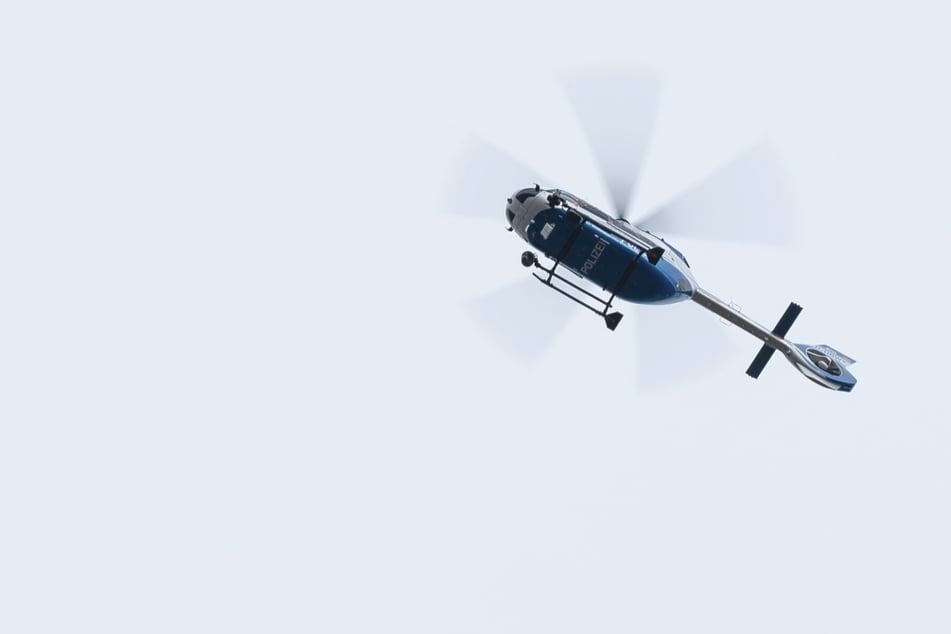 Die Polizei suchte auch mit einem Hubschrauber nach dem Täter. (Symbolbild)