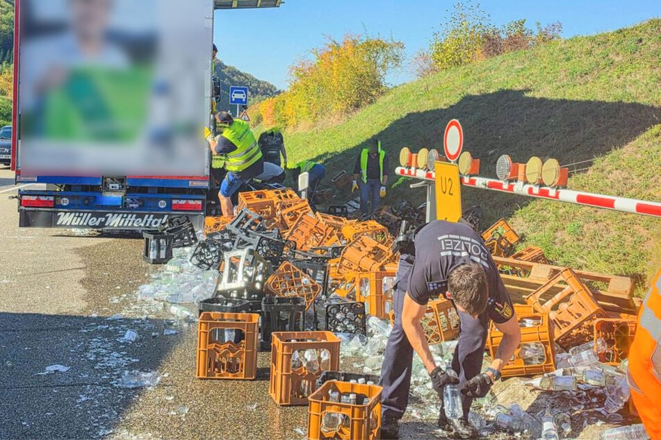 Auf der Straße verteilten sich die Scherben.