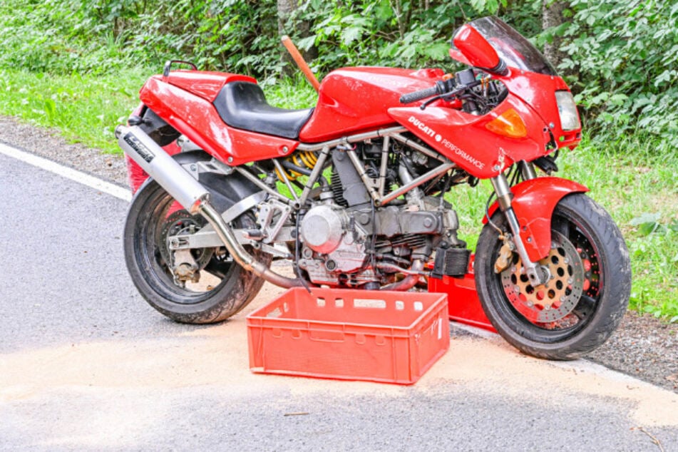Er verlor Kontrolle über Motorrad: 28-Jähriger wird gegen Baum geschleudert und stirbt