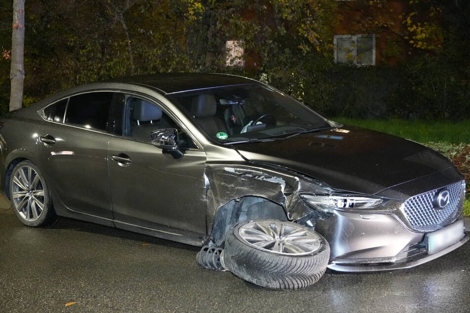 Der Mazda verlor unter anderem einen Reifen.