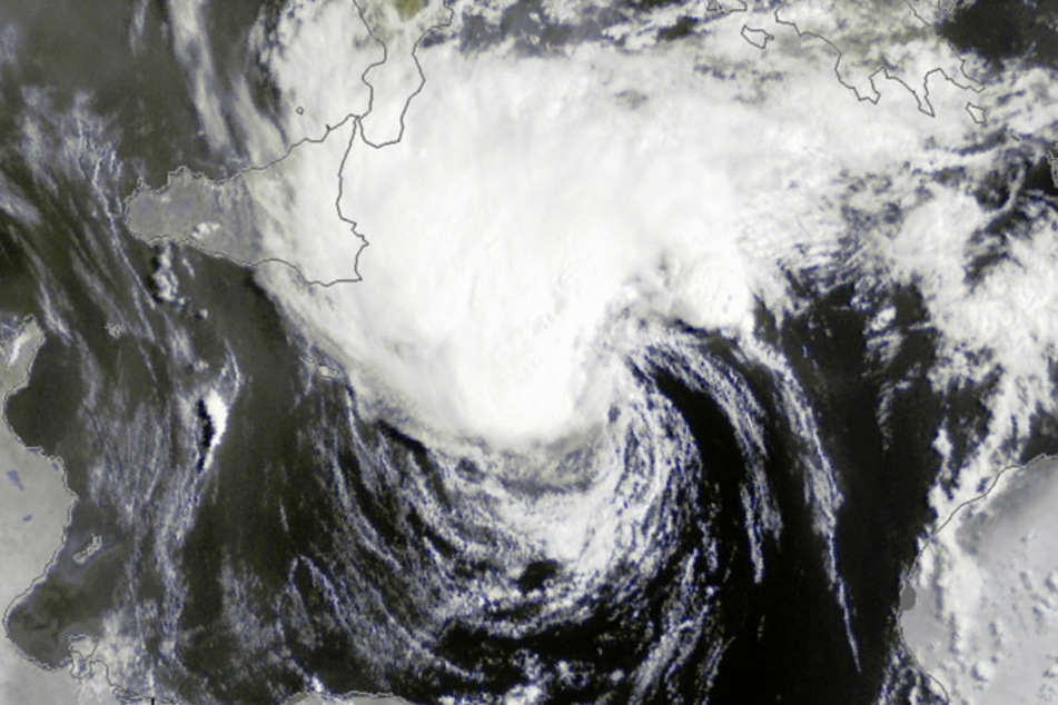 Das Satellitenbild von Mittwochmorgen des deutschen Wetterdienstes zeigt die Entwicklung des Sturmes im Mittelmeer.