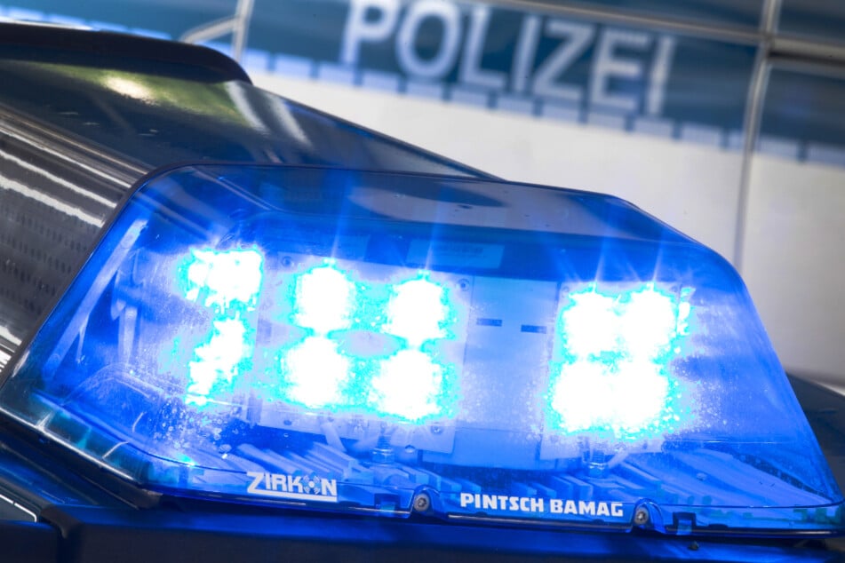 Beziehungs-Drama auf offener Straße! Mann geht mit Messer auf Ehefrau los