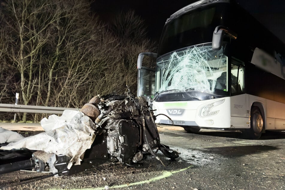 Der Motorblock lag nach dem tödlichen Unfall auf der A43 bei Senden auf der Autobahn.