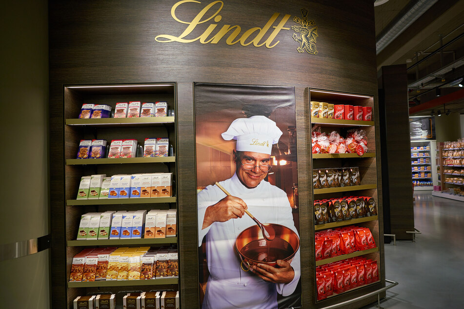 Lindt ist in den Supermärkten meist selbst für das "Regal-Management" zuständig. Deren Außendienstler sollen beim Aussortieren von noch haltbarer Ware zu teils drastischen Mitteln gegriffen haben.