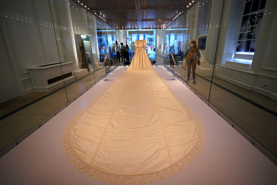 Das Kleid ist in der Ausstellung "Royal Style in the Making" im Kensington Palast ausgestellt.