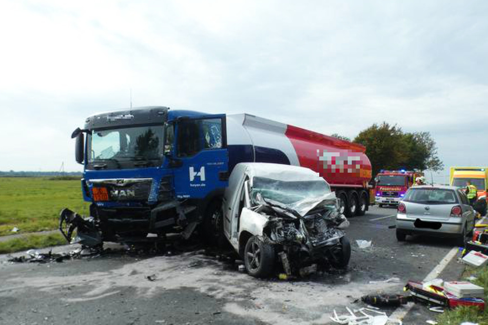 Bei einem Unfall auf der B437 in Stadland ist am Freitag eine 22-jährige Frau ums Leben gekommen. Ihr 32-jähriger Beifahrer erlitt lebensgefährliche Verletzungen.