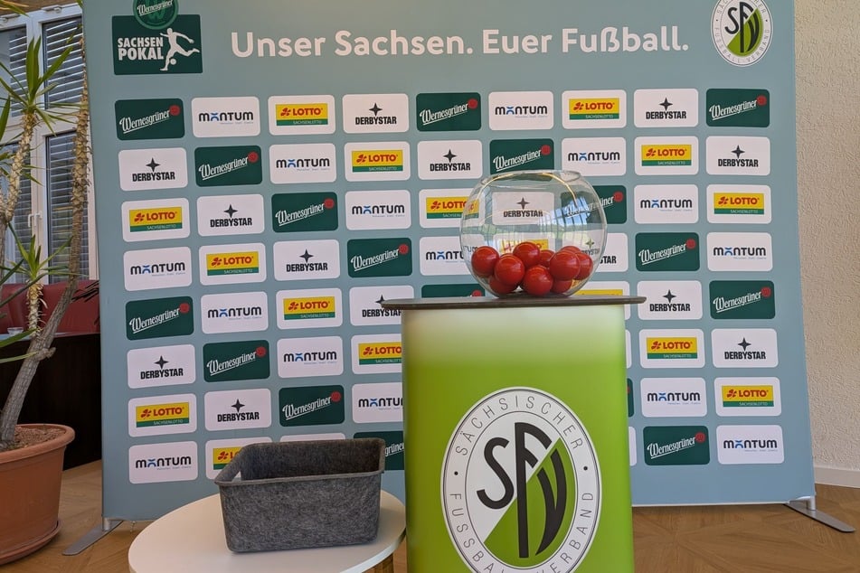 Der Lostopf bei der Achtelfinal-Auslosung.