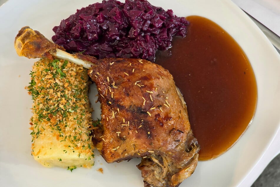 Der Hauptgang: Entenkeule mit Preiselbeeren-Apfelrotkohl und Kartoffelroulade.