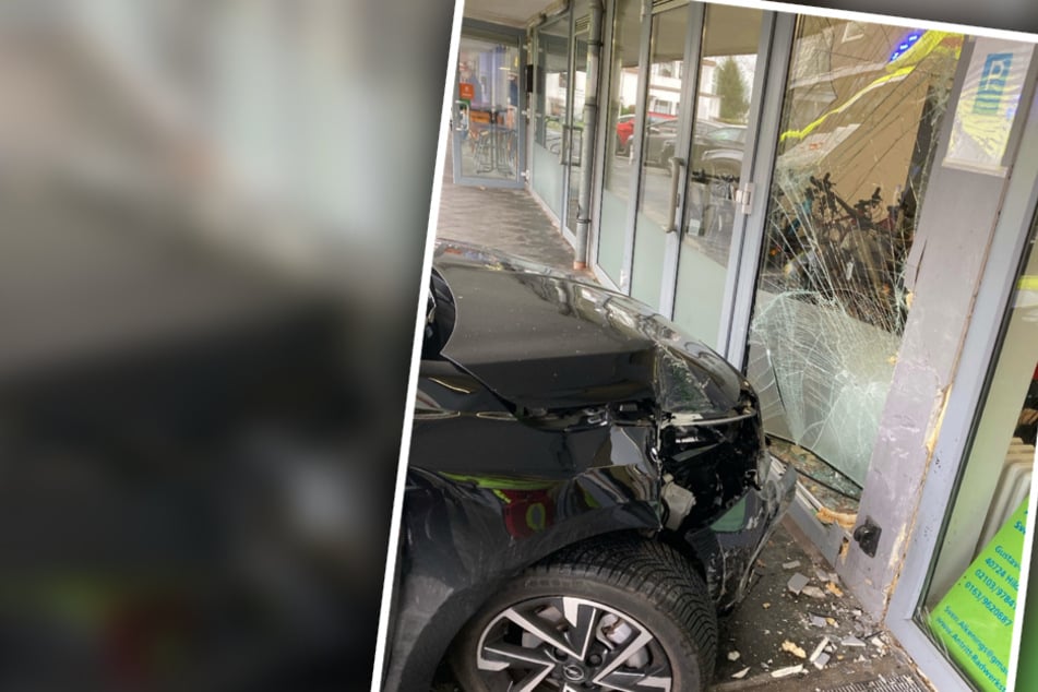 Beim Einparken verschaltet: Corsa-Fahrerin kracht ungebremst in Schaufenster