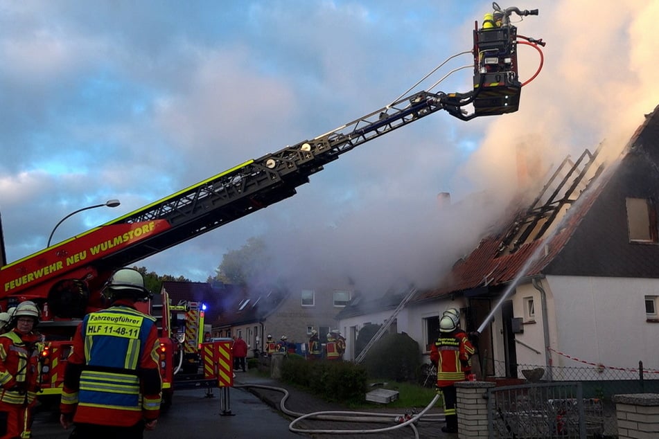 Beim Eintreffen der Feuerwehr stand die Doppelhaushälfte bereits im Vollbrand.