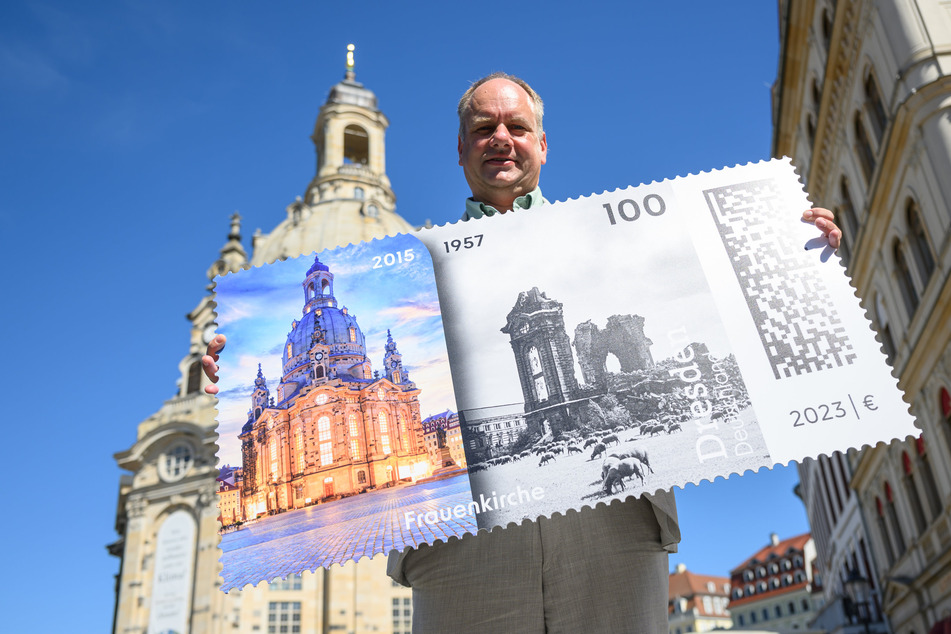 OB Dirk Hilbert (51, FDP) präsentiert vor der Frauenkirche die 100-Cent-Briefmarke der Deutschen Post mit zwei Frauenkirchen-Motiven.