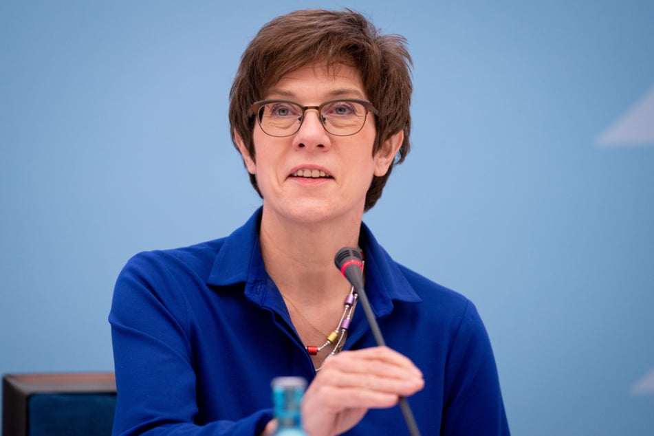 Verteidigungsministerin Annegret Kramp-Karrenbauer (58, CDU).