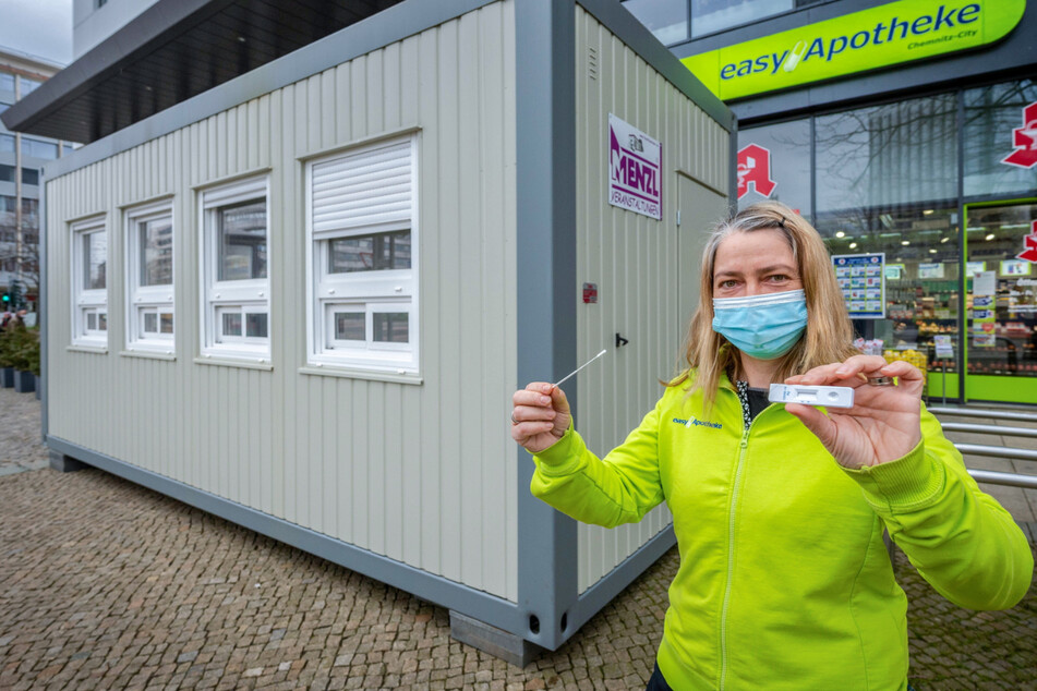 Kaum noch was los, bietet aber reisetaugliche Tests: Manon Knaak (46) von der easyApotheke im Chemnitzer Zentrum.
