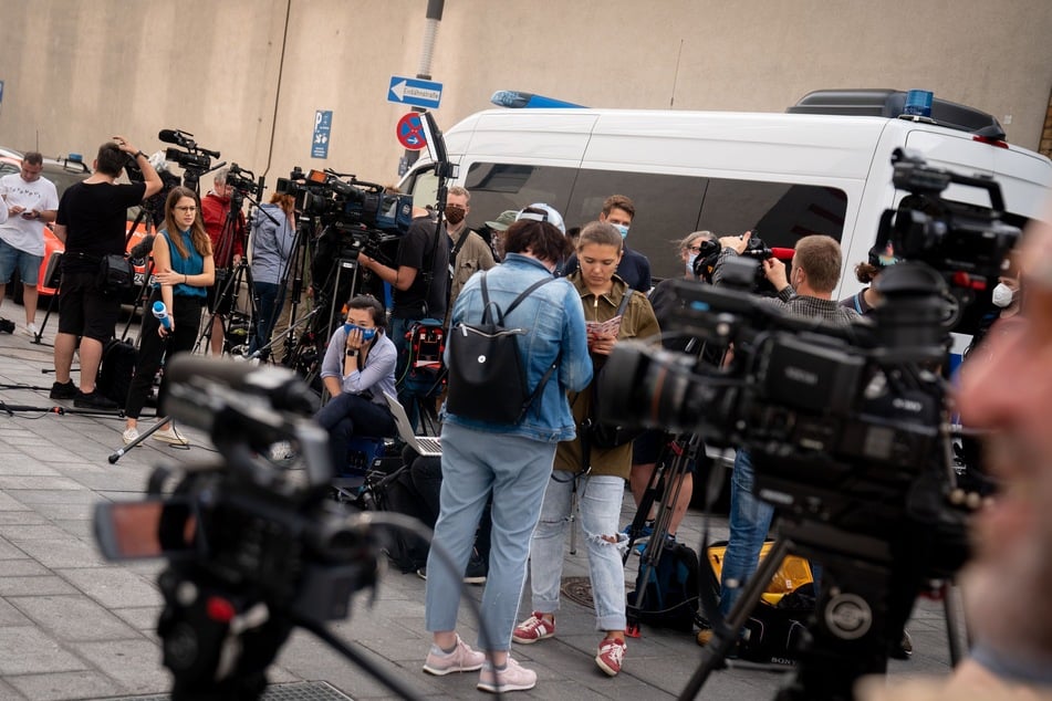 Journalisten stehen vor der Charite. Hier wird Nawalny nach seiner Ankunft behandelt.