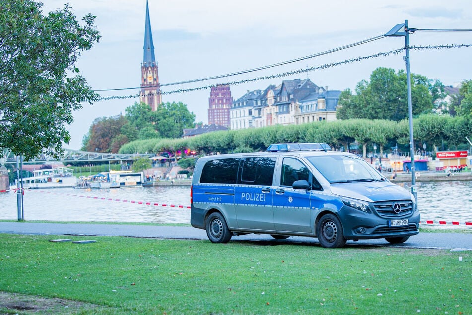 Ein Bereich um die DLRG-Station am Frankfurter Mainufer wurde abgesperrt. Die Spurensicherung ist bei der Arbeit.