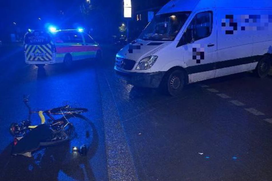 Transporter-Fahrer übersieht Radfahrerin: Frau schwer verletzt