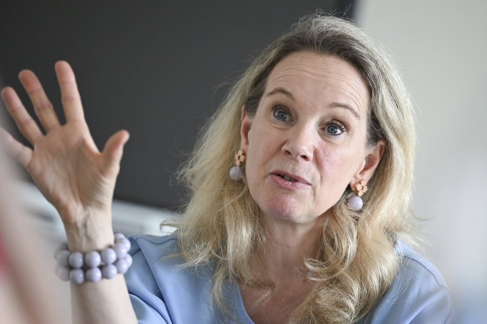 Kultursenatorin Sarah Wedl-Wilson (56, parteilos) wird vorgeworfen, 2025 Fördermittel nach unklaren Kriterien vergeben zu haben.