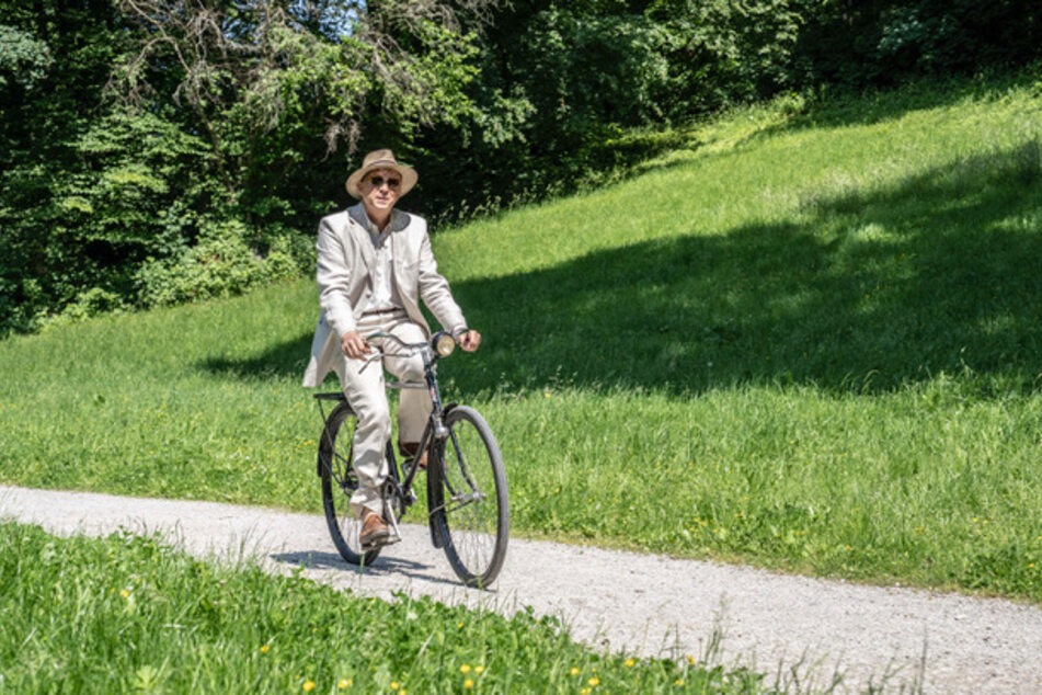 Eigentlich will Kommissar Murot (Ulrich Tukur, 63) ein paar entspannte Tage im beschaulichen Taunus genießen. Doch dann kommt alles ganz anders.