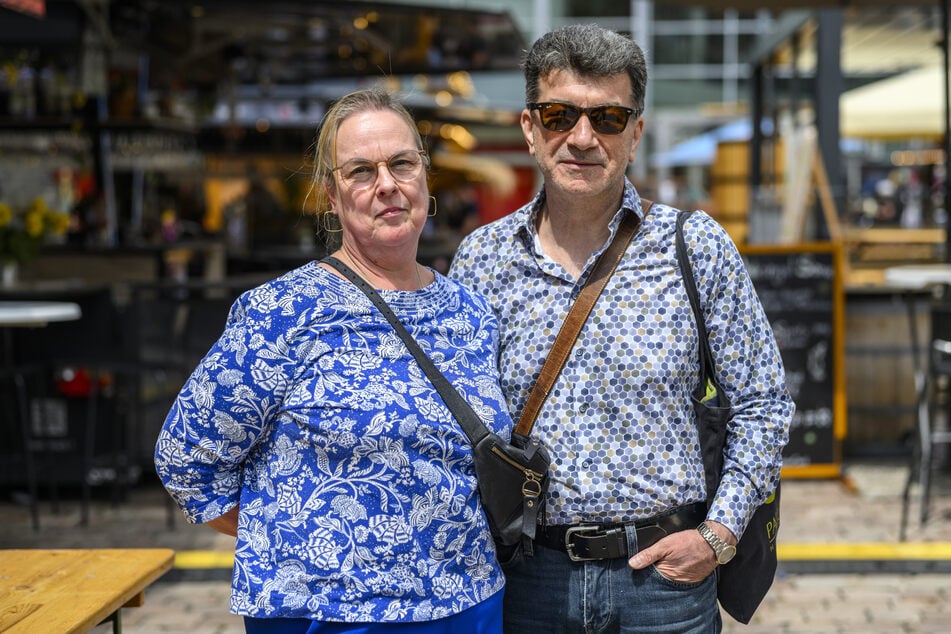Birgit Peters (61, l.) und Arif Özen (60) kommen aus Berlin.