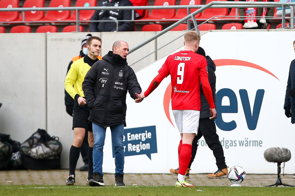 Starke Geste: FSV-Coach Joe Enochs (50, l.) "klatscht" mit Lars Lokotsch (25) nach dessen Platzverweis ab.