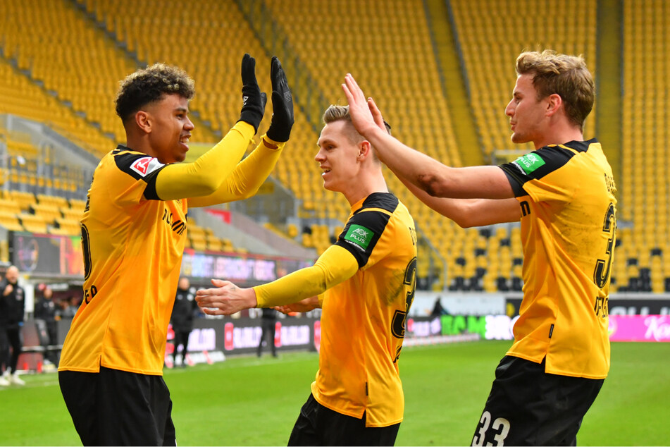 Ransford Königsdörffer (20, links) und Christoph Daferner (24, rechts) machen den Abflug.