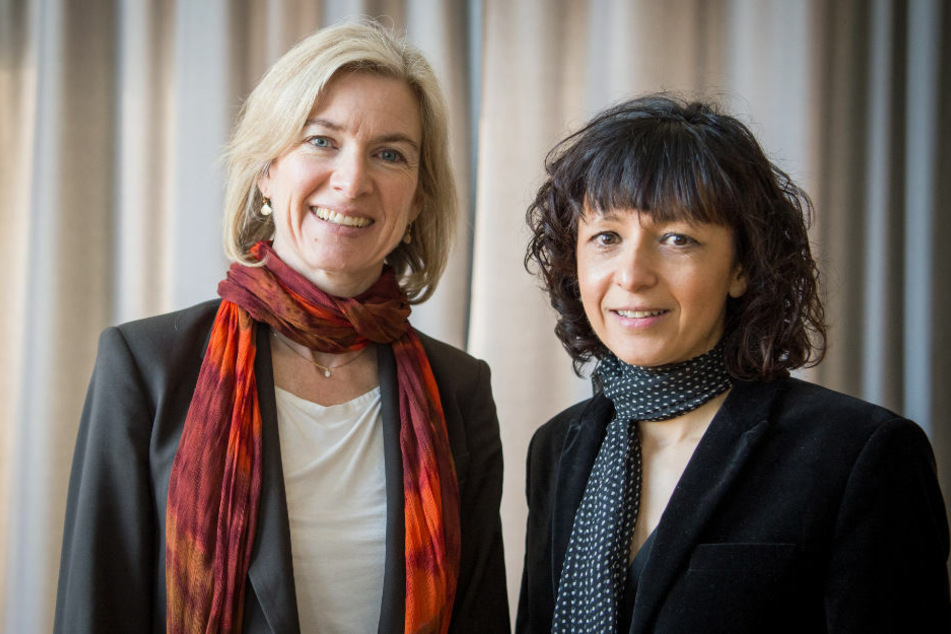 Die amerikanische Biochemikerin Jennifer A. Doudna (56, l.) und die französische Mikrobiologin Emmanuelle Charpentier (51) stehen 2016 im Casino der Goethe-Universität beisammen. 2020 werden beide Wissenschaftlerinnen mit dem Nobelpreis für Chemie ausgezeichnet. (Archivfoto)